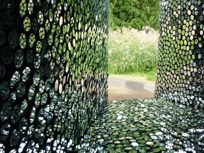 丸い鏡を何千枚も貼り付けた家